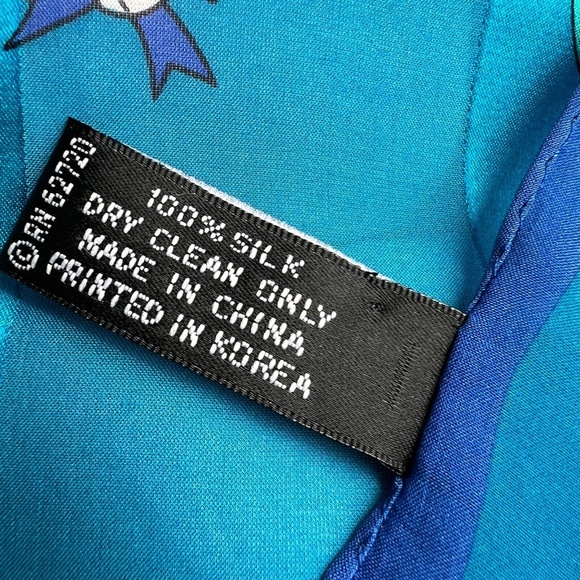 ADRIENNE VITTADINI Scarf 100% Silk 21" Square Blue Hats Shiny Hand Stitched Edge - Picture 5 of 5